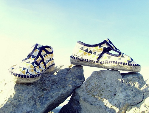 alpargata para niños Slowers hechas en España con tejido de algodón orgánico estampado con triángulos